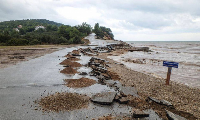 Η Ελλάδα στο «μάτι» του κυκλώνα: Συγκλονιστικές εικόνες από το πέρασμα του «Ζορμπά»