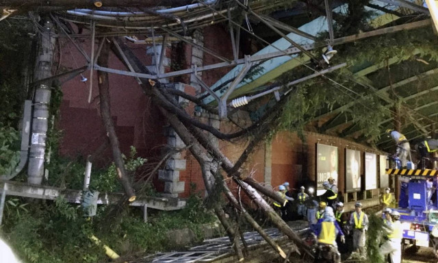 Ο τυφώνας Τράμι σαρώνει την Ιαπωνία: Δύο νεκροί και δύο αγνοούμενοι (pics+vids)