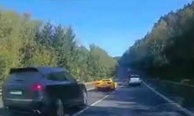 Βίντεο ΣΟΚ: Φρικτό τροχαίο δυστύχημα με Φεράρι, Πόρσε, Μερσεντές και θύμα έναν... αθώο!