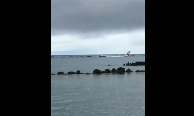 Ένας νεκρός επιβάτης στο αεροπλάνο που έπεσε σε λιμνοθάλασσα στη Μικρονησία (vids)