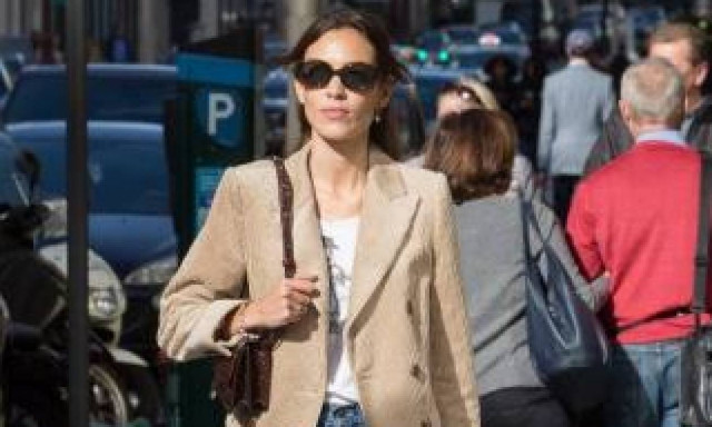 Η Alexa Chung σου δείχνει το ρούχο που πρέπει να προσθέσεις στην ντουλάπα σου τον Οκτώβρη