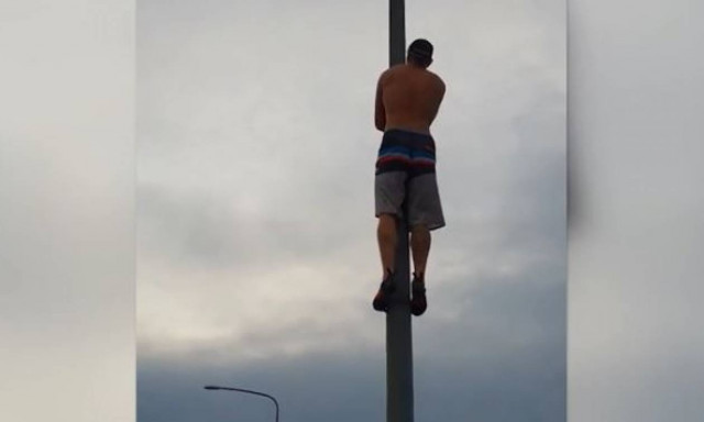 Βίντεο που κόβει την ανάσα: Αυτός ο πυροσβέστης σκαρφαλώνει σε στύλο για να...