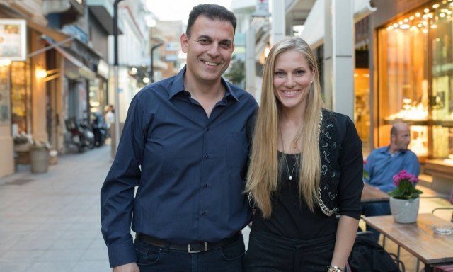 Η Σάρα Εσκενάζυ υποψήφια με τον Γιώργο Καραμέρο στο Μαρούσι