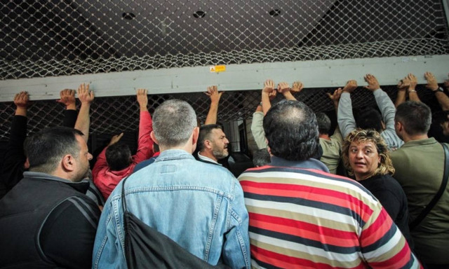 Κατάληψη στο γραφείο του Τσακαλώτου από μέλη της ΑΔΕΔΥ