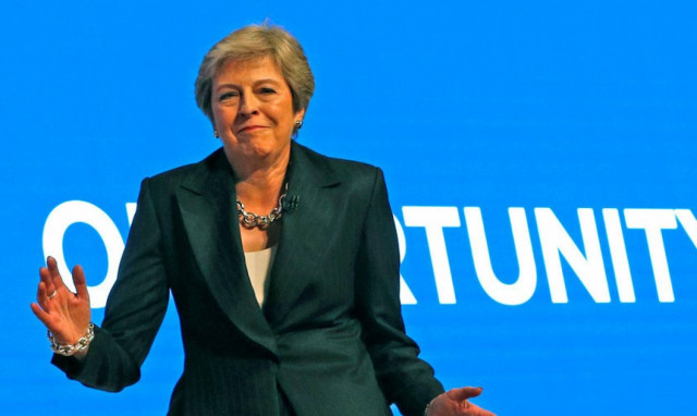 «Σήκω χόρεψε Τερέζα να σε δω να σε χαρώ»: Όλοι οι αλλόκοτοι χοροί της Μέι σε ένα βίντεο