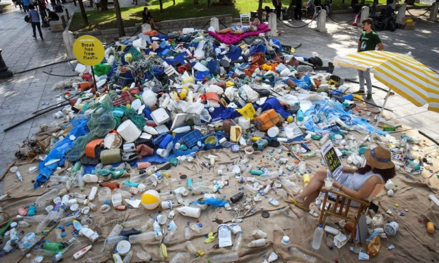 Μία «θάλασσα» από πλαστικά «πλημμύρισε» το Σύνταγμα (pics)