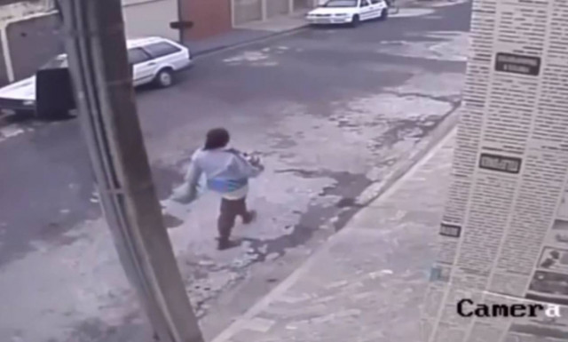 Βίντεο - ΣΟΚ: Πέταξε το μωρό της στα σκουπίδια για να μην χάσει τη δουλειά της!