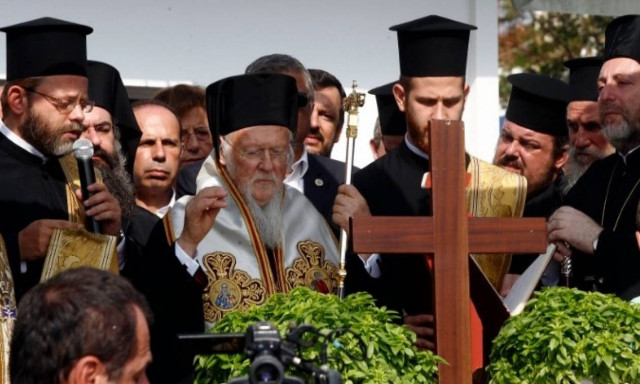 Τρισάγιο τέλεσε ο Οικουμενικός Πατριάρχης Βαρθολομαίος στο Μάτι (pics&vid)