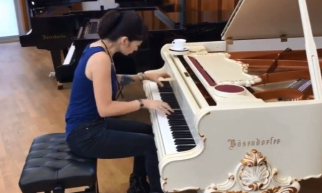 Απίστευτη εκτέλεση δημοφιλούς κομματιού: Μπορείτε να καταλάβετε ποιο είναι; (vid)