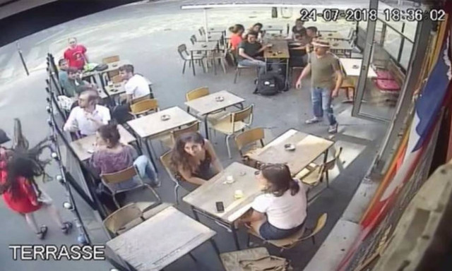 Γαλλία: Ποινή φυλάκισης 6 μηνών στον άνδρα που γρονθοκόπησε γυναίκα έξω από καφέ (vid)