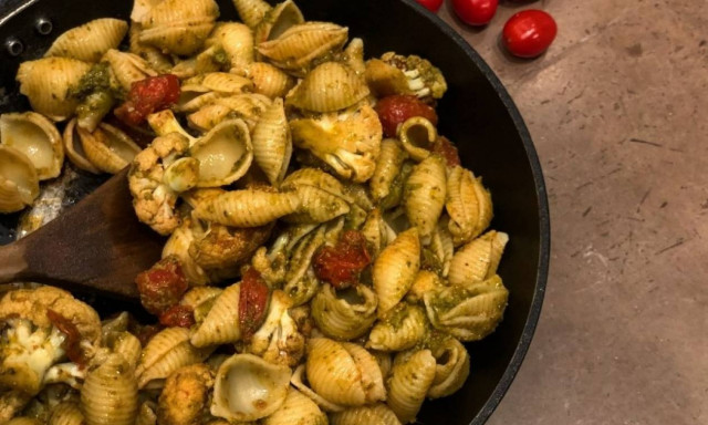 Η συνταγή της ημέρας: Μακαρόνια αχιβάδα με πέστο και κουνουπίδι