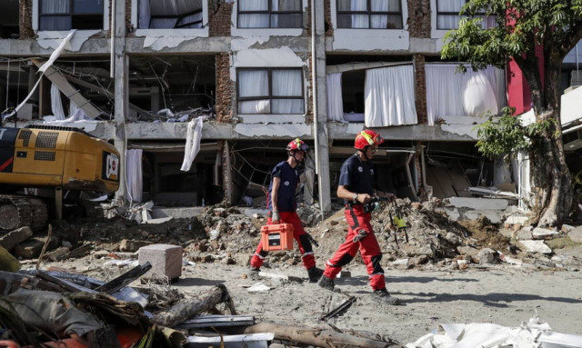 Θρήνος στην Ινδονησία: Πάνω από 1.500 οι νεκροί - Σβήνουν οι ελπίδες για τον εντοπισμό επιζώντων