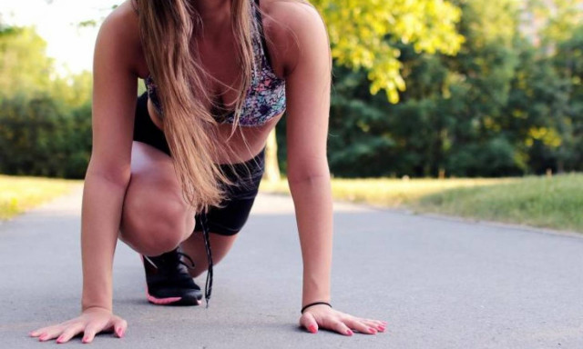 Η απλή συνήθεια που αντικαθιστά το γυμναστήριο και γραμμώνει το κορμί μας