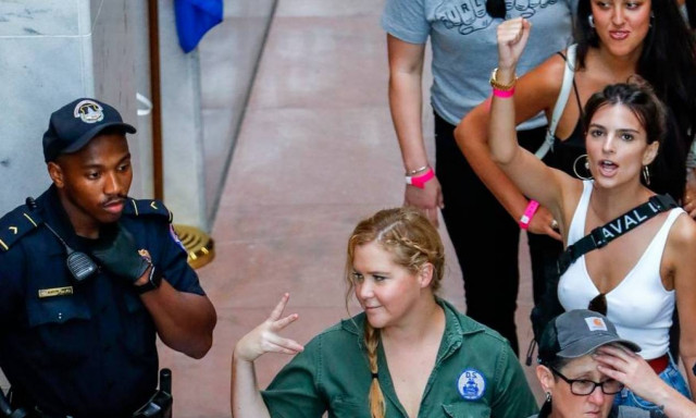 «Χειροπέδες» σε Έμιλι Ραταϊκόφσκι και Έιμι Σούμερ σε διαδήλωση κατά του Κάβανο στο Καπιτώλιο (vids)