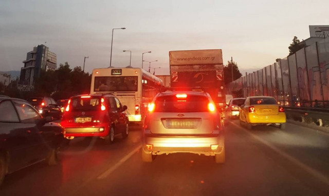 Κίνηση: Χάος στους δρόμους – Ουρές χιλιομέτρων στον Κηφισό – Πώς θα πάτε στις δουλειές σας