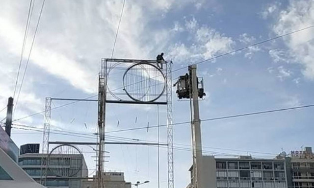 Άνδρας απειλεί να αυτοκτονήσει στην Ομόνοια (pics)