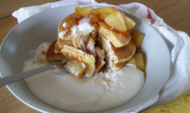 Η συνταγή της ημέρας: Pancakes με καραμελωμένα αχλάδια και κρέμα cheesecake