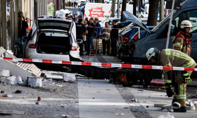 Αυτοκίνητο παρέσυρε πεζούς στο Βερολίνο: Τουλάχιστον 5 τραυματίες (pics)