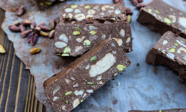 Η συνταγή της ημέρας: Κορμός με χαλβά και ξηρούς καρπούς