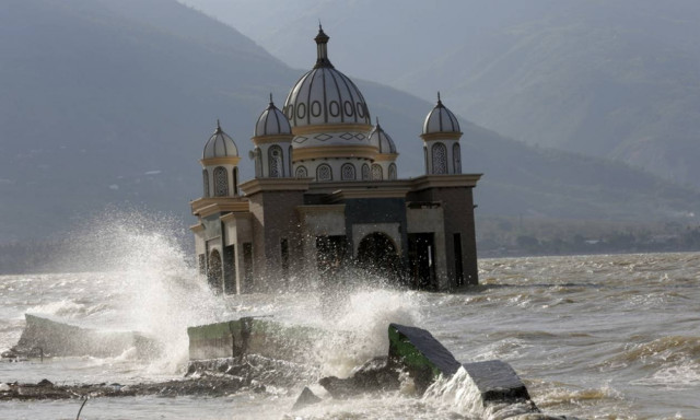 Σεισμός Ινδονησία: Θρήνος κάτω από τα χαλάσματα - Στους 1.649 οι νεκροί (Pics+Vids)