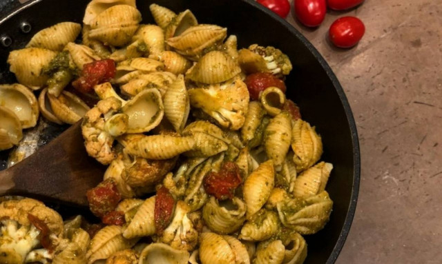 Η συνταγή της ημέρας: Μακαρόνια αχιβάδα με πέστο και κουνουπίδι