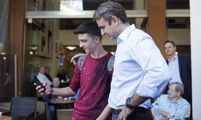 Στην Άρτα ο Κυριάκος Μητσοτάκης: Τα πηγαδάκια στις καφετέριες και οι selfies (pics)