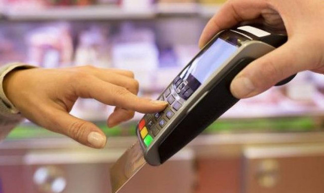 Πληρώνετε με κάρτα; Προσοχή στις αποδείξεις