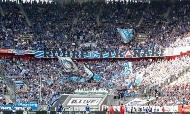 Οπαδός με επτά μπύρες στα χέρια και χοτ-ντογκ στο στόμα! (pic)