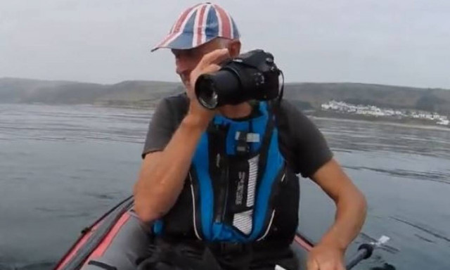 Βγήκαν για καγιάκ και... τους περίμενε μια χαριτωμένη έκπληξη! (vid)