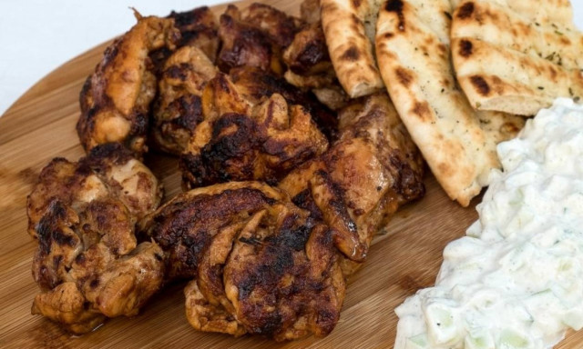 Λαχταριστή συνταγή για κοτόπουλο tandoori με dip γιαουρτιού