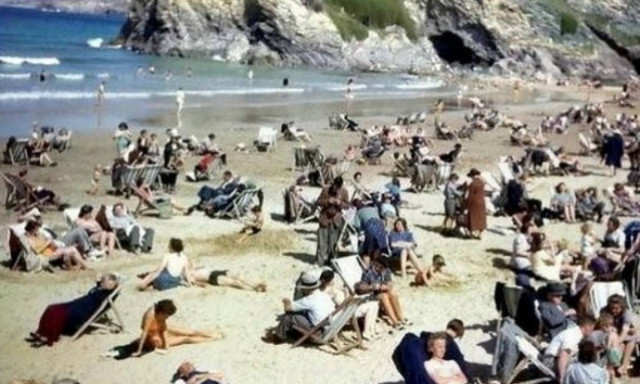 Απίστευτο: Άνδρας παίζει με το κινητό του σε φωτογραφία του 1943;