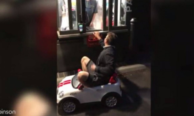 Πήγε να πάρει φαγητό από drive-thru με… αυτοκινητάκι (vid)