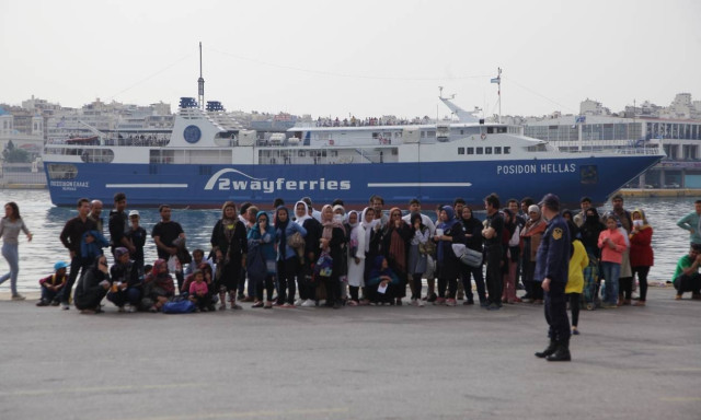 Large number of asylum-seekers left Mytilene for mainland Greece