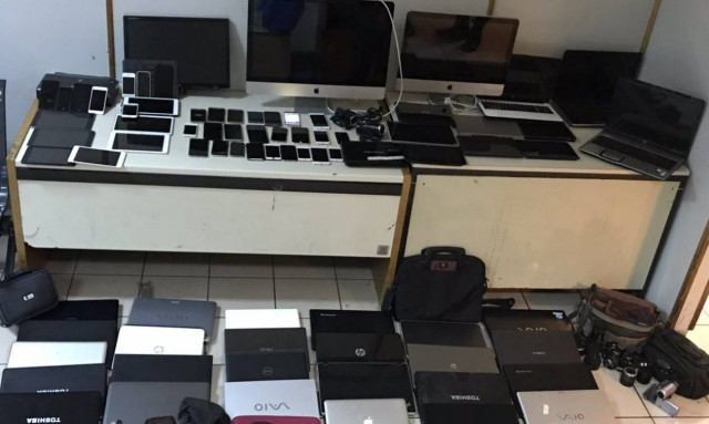 «Ξάφριζαν» σπίτια και τουρίστες και πουλούσαν τα κλοπιμαία σε κεντρικό μαγαζί της Αθήνας