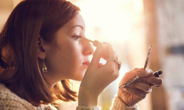 How to: Metallic eyeliner από το πρωί μέχρι το βράδυ