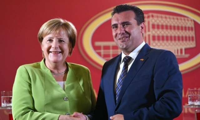 Στην «κόψη του ξυραφιού» το Σκοπιανό: Μέρκελ καλεί Ζάεφ να κυρώσει τη Συμφωνία των Πρεσπών