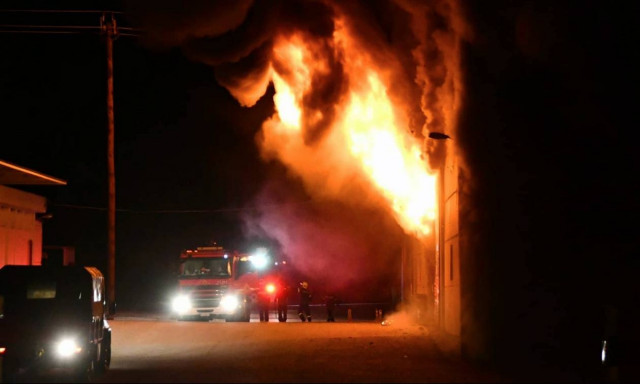 Μεγάλη φωτιά σε καπνοβιομηχανία στην Καβάλα