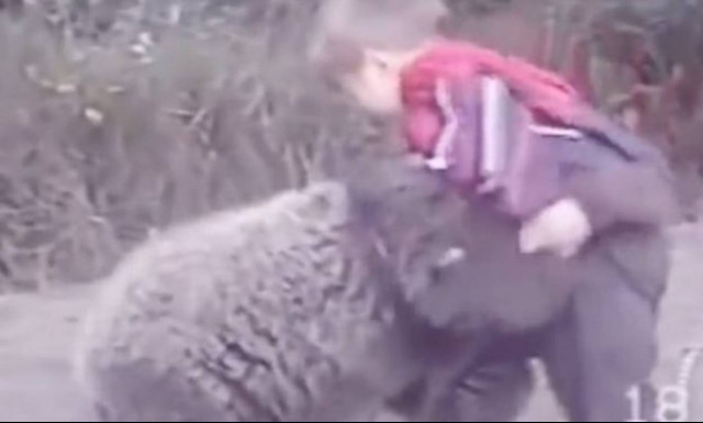 Το απόλυτο θηρίο: Ο 9χρονος Νουρμαγκομέντοφ παλεύει με αρκούδα και την βγάζει νοκ-άουτ!