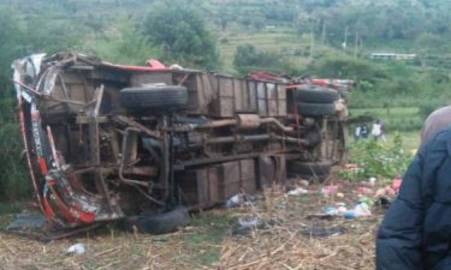 Φρικτό δυστύχημα στην Κένυα: Τουλάχιστον 50 νεκροί σε τροχαίο (pics)