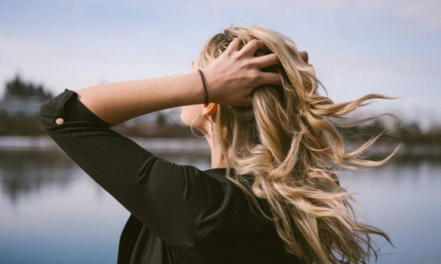 Οι 5 αιτίες που προκαλούν λιπαρότητα στα μαλλιά σου και τι να κάνεις