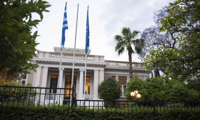 Μαξίμου για Μητσοτάκη: Aντί να πουλά φύκια για μεταξωτές κορδέλες να δώσει εξηγήσεις για το Σκοπιανό