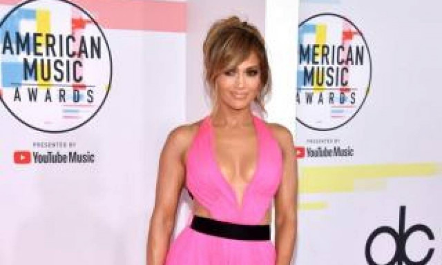 American Music Awards: Να γιατί η JLo σάρωσε και πάλι τα βλέμματα