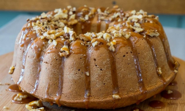 Κέικ με καρύδια και καραμέλα