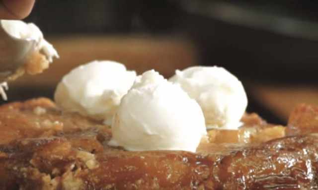 Η συνταγή της ημέρας: Ανάποδη τάρτα με μήλα & crumble αμυγδάλου