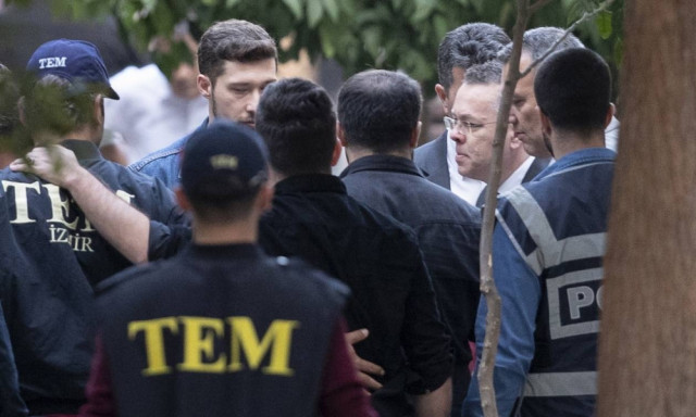 Ελεύθερος ο πάστορας που «γονάτισε» τον Ερντογάν: Δείτε τις πρώτες εικόνες από την απελευθέρωση του