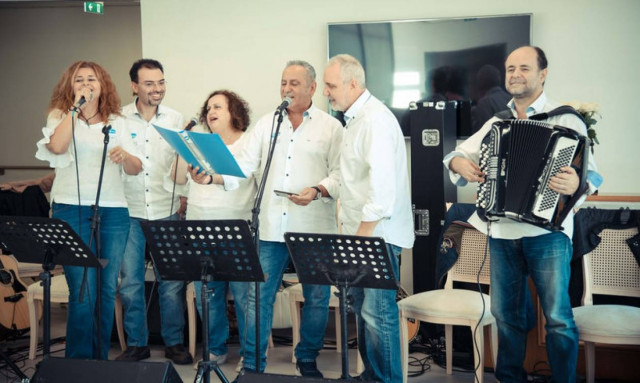 H Pfizer Hellas Band κοντά στους ηλικιωμένους στην Καλαμάτα