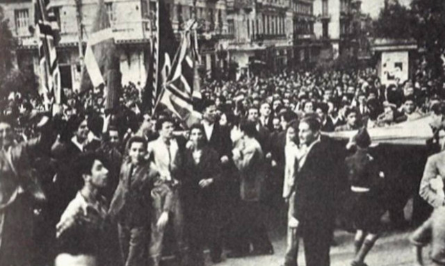 Σαν σήμερα το 1944 η Αθήνα γιορτάζει το τέλος της γερμανικής κατοχής