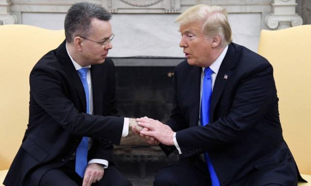 Στον Λευκό Οίκο ο πάστορας Μπράνσον αμέσως μετά την προσγείωσή του στις ΗΠΑ (pics+vid)