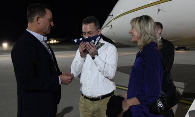 Προσγειώθηκε στη Γερμανία το αεροσκάφος που μεταφέρει τον πάστορα Μπράνσον