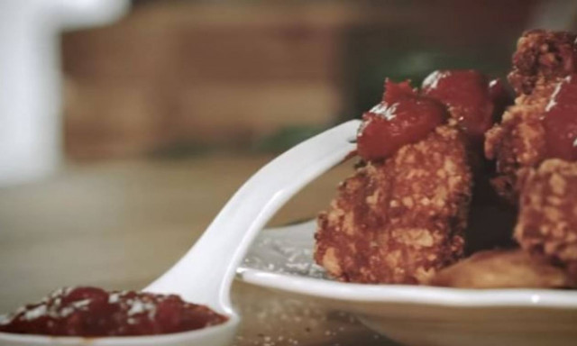 Η συνταγή της ημέρας: Κοτομπουκιές με καπνιστή barbecue sauce